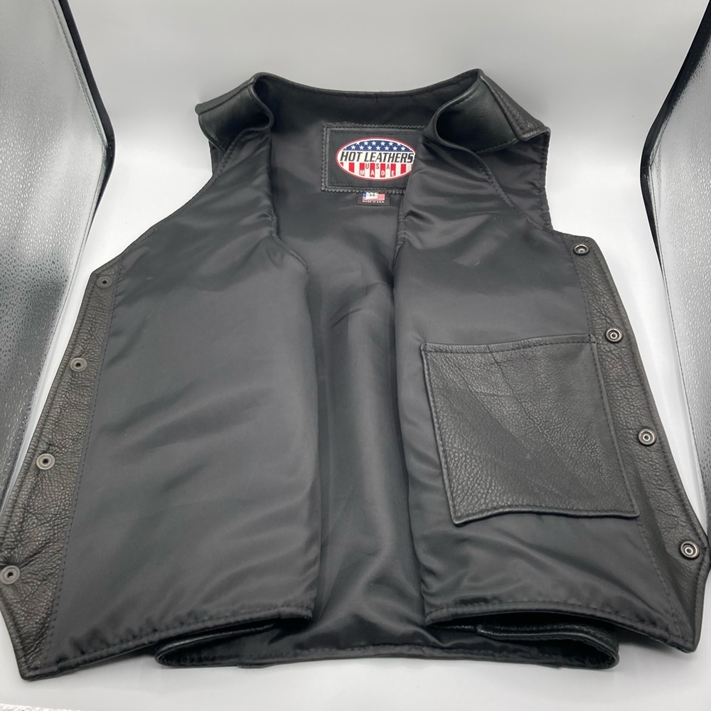 Black Leather Motorcycle Vest with Structured‎ Shoulders - Picture 3 of 5